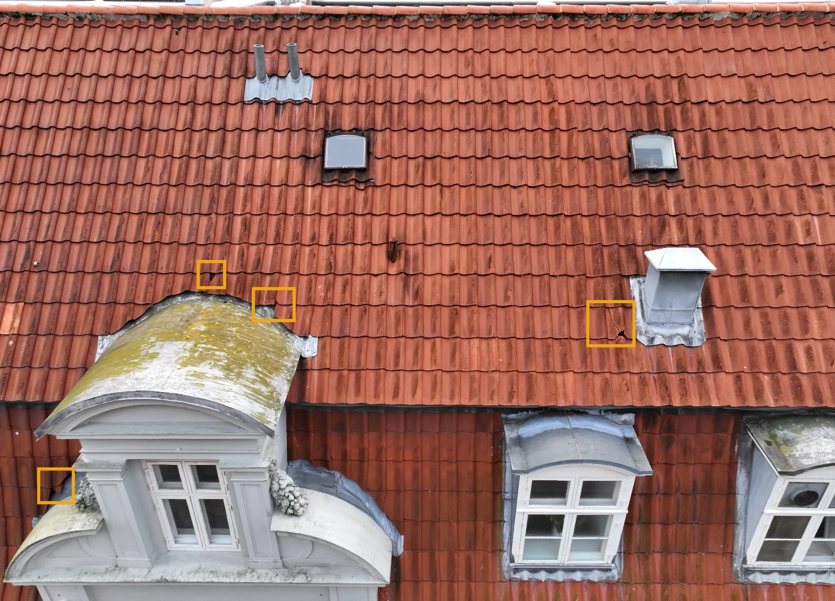 Dronebaseret taginspektion med fire markerede registreringer