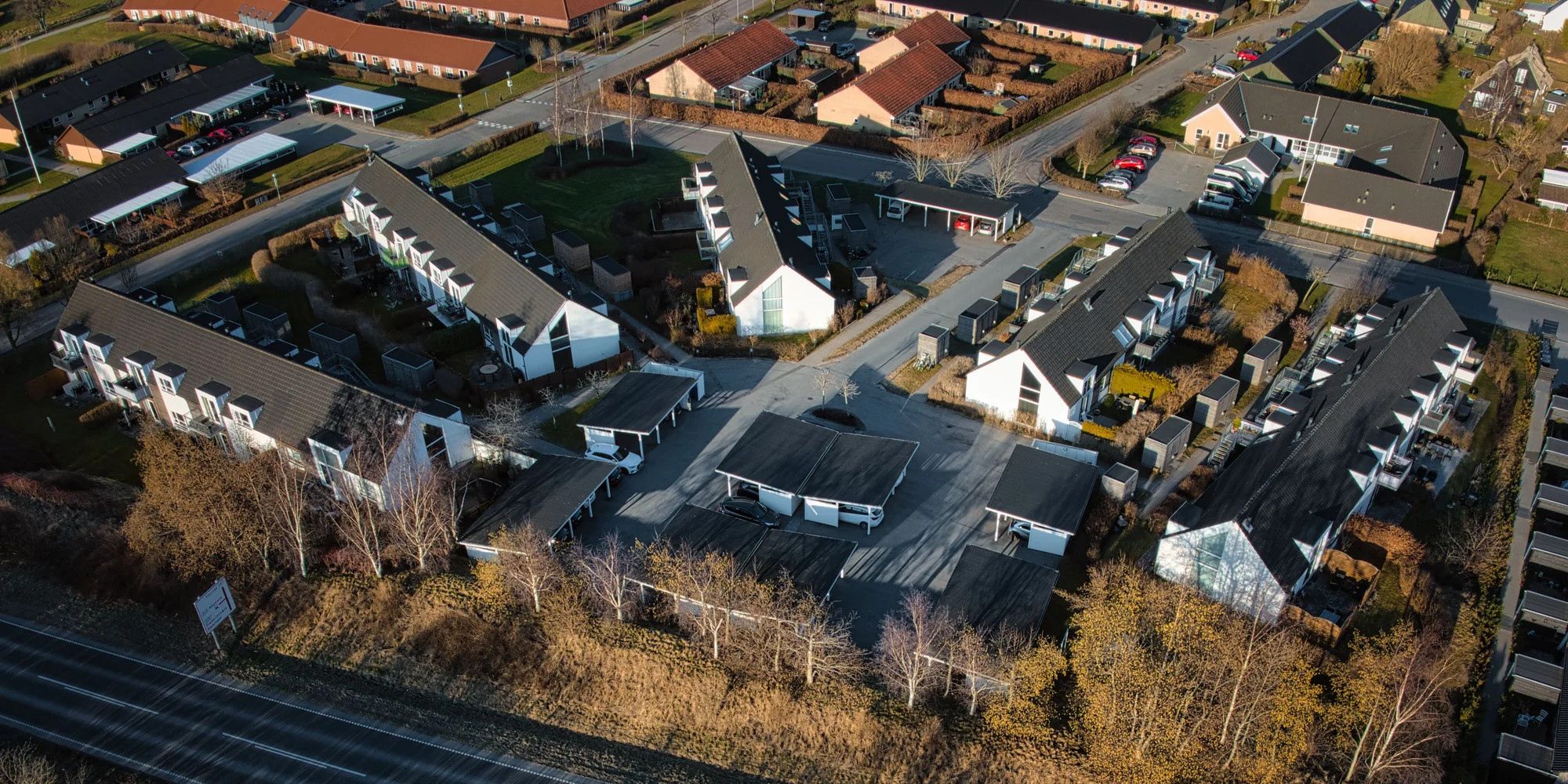 Dronefoto af ejendommen på Bryggervej med tagflader, facader og gårdrum.