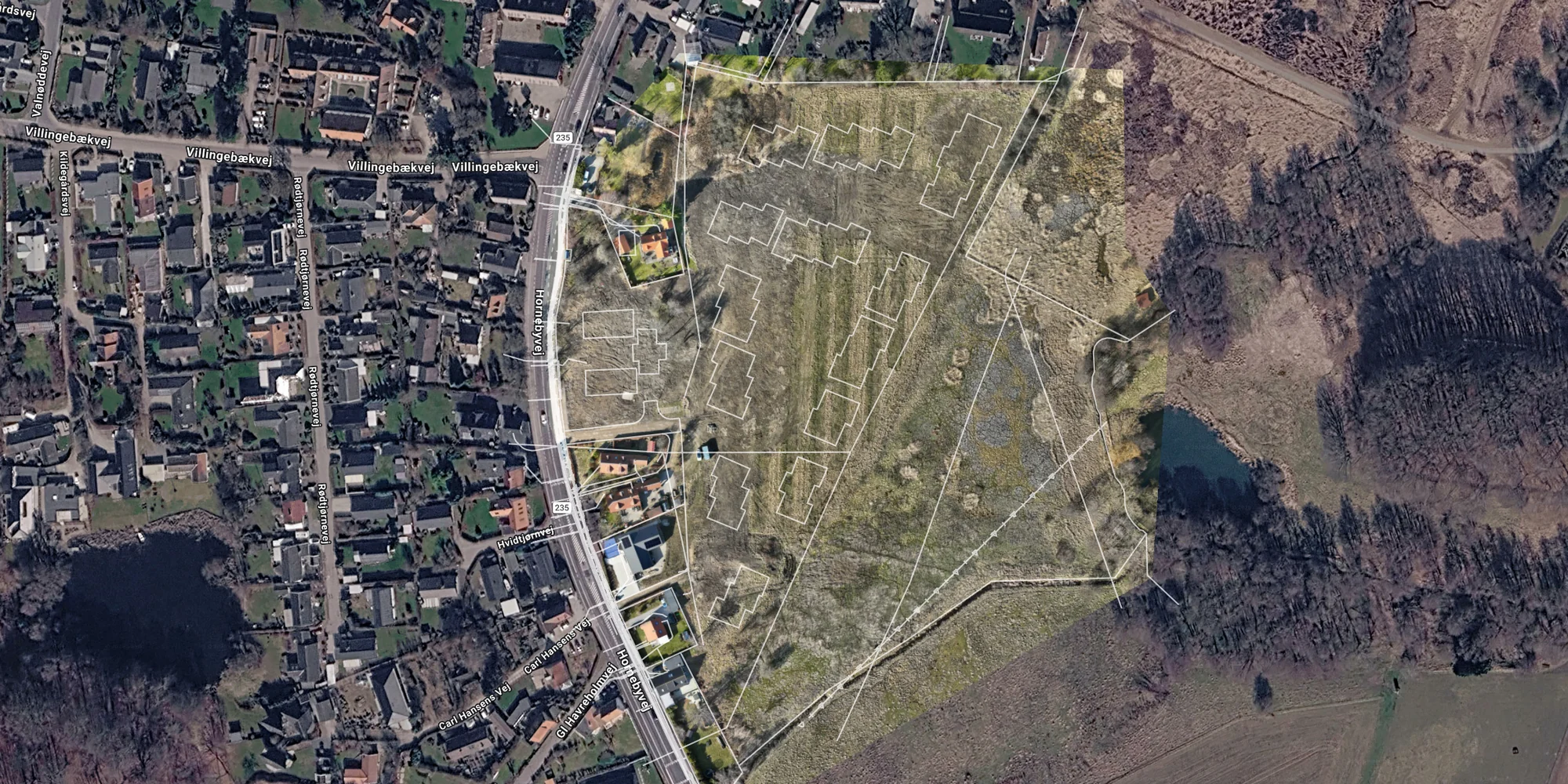 Ortofoto ved Hornebyvej med projekteringstegning, der viser byggefelt og skel.